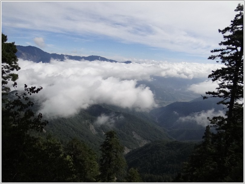 2012-07-16 08-22-40透空處看南山村上方的雲海.JPG